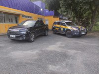 Em Manhuaçu (MG), PRF prende um homem francês e uma mulher com veículo produto de crime