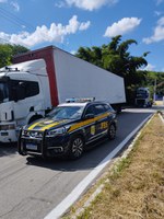 PRF prende 2 caminhoneiros por direção perigosa na BR-116