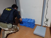 PRF prende motociclista com droga na BR-251