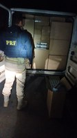 PRF apreende 50 mil maços de cigarros contrabandeados na BR 381 em Lavras (MG)