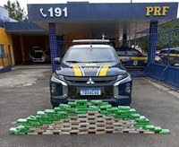 PRF apreende cerca de 100 kg de pasta base de cocaína na BR-040, em Juiz de Fora (MG)