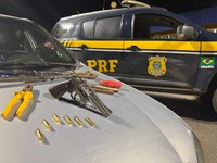 PRF prende dois homens com arma de fogo e equipamentos usados para assaltar caminhoneiros na BR-040, em Sete Lagoas (MG)