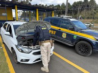 GM Onix furtado em São Paulo é recuperado pela PRF na BR 146 em Poços de Caldas (MG)