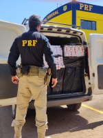 PRF apreende carga de cigarros contrabandeados na BR-365 em Uberlândia (MG)