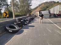 PRF prende saqueador e recupera carga de pneus de caminhão acidentado na Fernão Dias