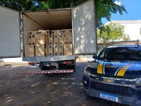 PRF apreende carga de cigarros irregulares avaliada em R$ 1 milhão, em Juiz de Fora (MG)