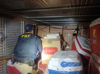 PRF apreende mais 125 mil maços de cigarros contrabandeados na BR 262 em Nova Serrana (MG)