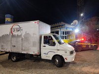 PRF recupera caminhão Iveco furtado e prende seus dois ocupantes na BR 381 em Oliveira (MG)