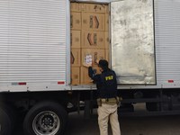PRF apreende mais 425 mil maços de cigarros contrabandeados dentro de caminhão em Juatuba (MG)