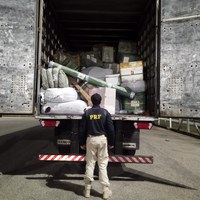 PRF apreende grande quantidade de mercadorias sem documentação fiscal em Perdões (MG)