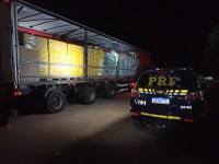 PRF apreende carga com mais de 96 mil garrafas de bebidas na BR-251, em Santa Cruz de Salinas (MG)