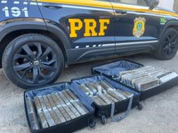 PRF apreende cerca de 50 kg de maconha com passageiras em ônibus de turismo na BR-116, em Manhuaçu (MG)