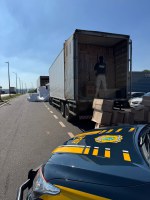 PRF apreende cerca de 925 mil maços de cigarros contrabandeados na BR-050, em Uberaba (MG)