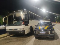 PRF apreende ônibus com cerca de 5 mil pares de calçados falsificados na BR-040, em Juiz de Fora (MG)
