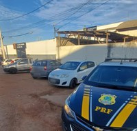 PRF prende 4 homens e apreende 3 veículos durante saque de carga na Fernão Dias