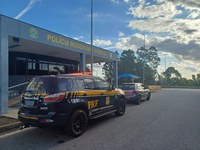 PRF recupera 200 pacotes de lenços umedecidos saqueados de veículo acidentado na BR 381 em MG