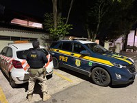 Mulher que fazia escolta de carga excedente é presa pela PRF por furtar restaurante na BR-381