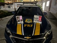 PRF apreende 11 celulares importados dentro de ônibus em Pouso Alegre/MG