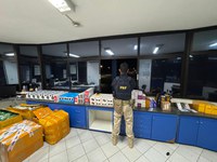 PRF apreende centenas de eletrônicos dentro de ônibus na BR-381