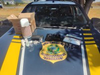 PRF apreende drogas escondidas em caixa de dominó e garrafa de café dentro de ônibus na BR-381