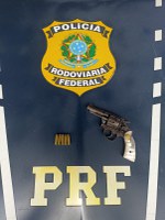 PRF prende passageiro de carro com arma de fogo durante fiscalização em Rio Casca/MG