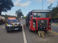 Caminhão roubado em 2021 é recuperado pela PRF na BR-381 em Sabará (MG)