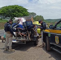 Honda CG 160 Titan, com queixa de furto/roubo, é recuperada pela PRF na BR 251 em Salinas (MG)