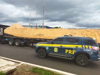 PRF apreende semirreboque com placa falsa na BR-050, em Uberaba (MG)