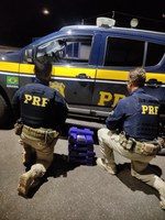 PRF prende dois homens com cerca de 20 kg de maconha na BR-365, em Patos de Minas/MG