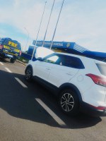 PRF recupera veículo roubado e prende condutor em Uberaba (MG)