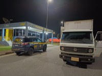 PRF recupera caminhão furtado e prende caminhoneiro na BR-381 em Lavras (MG)