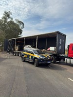 PRF recupera trator roubado e apreende drogas em caminhão na BR-153 em Frutal (MG)