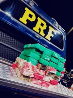 PRF apreende 38 tabletes de maconha escondidos em painel de veículo em Uberaba (MG)