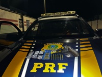 PRF prende caminhoneiro com revólver e 46 comprimidos de “rebite” na BR-251, no norte de Minas