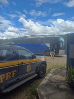 A Polícia Rodoviária Federal (PRF) apreendeu um ônibus sem condições de segurança na BR-251, em Montes Claros/MG, no sábado (21).