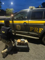 PRF apreende 10 kg de Skunk com passageira de ônibus na BR-365 em Patos de Minas (MG)