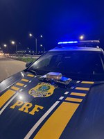 PRF apreende drogas após o condutor realizar ultrapassagem pelo acostamento na BR-381, em Camanducaia (MG)