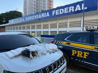 PRF de Pouso Alegre apreende cerca de 19 kg de drogas ocultos em painel de veículo na BR-381