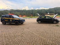 GM Onix furtado é recuperado pela PRF na BR-251 em Montes Claros (MG)