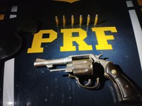 PRF detém caminhoneiro com revólver calibre 38 na BR 251 em Salinas (MG)