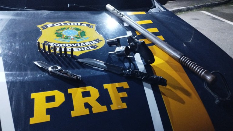 Revólver e facas apreendidas em Betim.jpeg