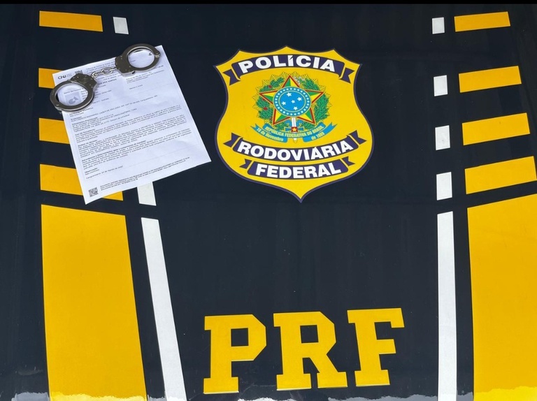Homem com mandado de prisão por furto é detido pela PRF em Contagem