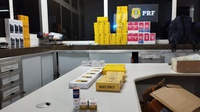 PRF apreende 67 celulares e medicamentos para emagrecimento dentro de ônibus na BR-381, em Oliveira (MG)
