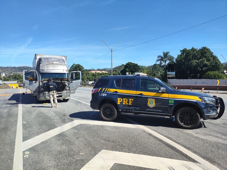 PRF flagra adolescente de 14 anos dirigindo caminhão em Minas Gerais