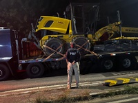 PRF recupera motoniveladora furtada avaliada em R$ 700 mil na BR-116, em Teófilo Otoni (MG)