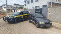 PRF recupera veículo furtado e prende motorista em flagrante