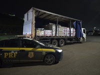 PRF apreende carga irregular de bebidas e flagra 25 toneladas de excesso de peso na BR-381, em Betim (MG)