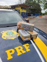 PRF prende mulher com Crack dentro de ônibus na BR-365, em Patos de Minas (MG)