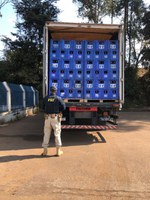 PRF apreende mil caixas de cerveja sem nota fiscal, em Congonhas (MG)