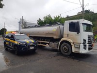 PRF apreende 10 mil litros de combustível sem documentação em Muriaé (MG)